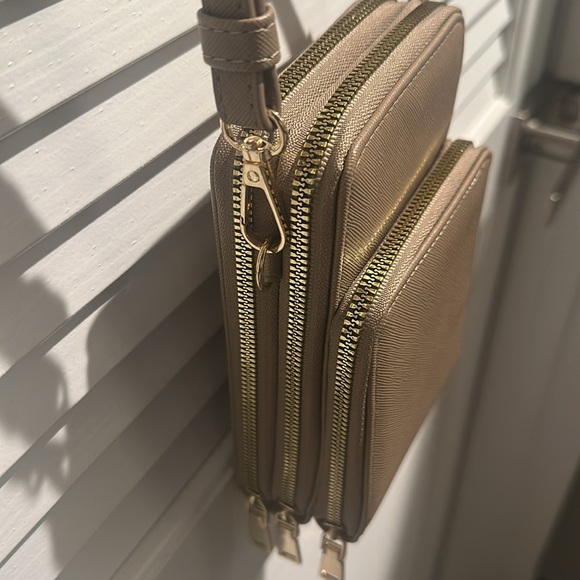 NWOT Beige three section crossbody bag with Creditcard compartments w/goldtone. - Picture 4 of 10